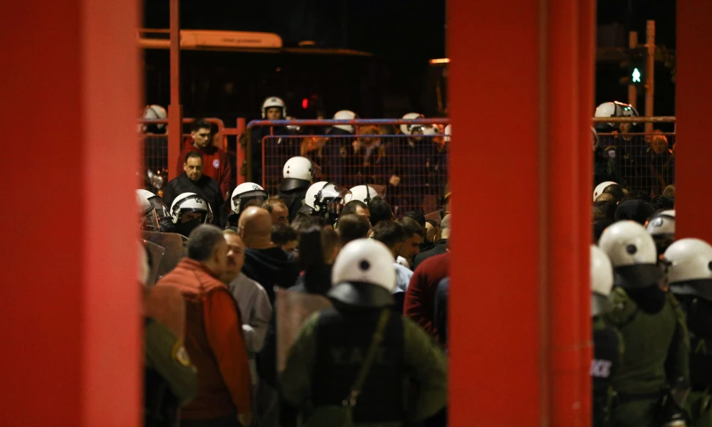 Ρέντη: Διασωληνωμένος στην ΜΕΘ σε βαθιά καταστολή ο αστυνομικός – Κρίσιμες οι επόμενες ώρες (Βίντεο)
